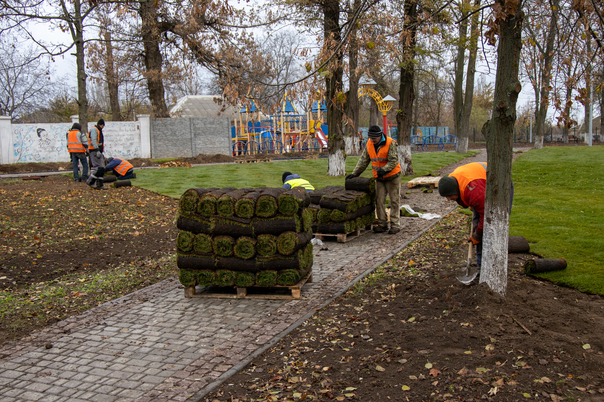 для мешканців марганця завершують оновлювати центральний міський сквер - зображення 6